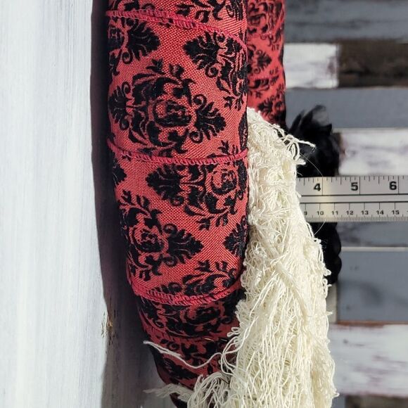 Victorian Mummy Hand Flower Wreath - Picture 10 of 16